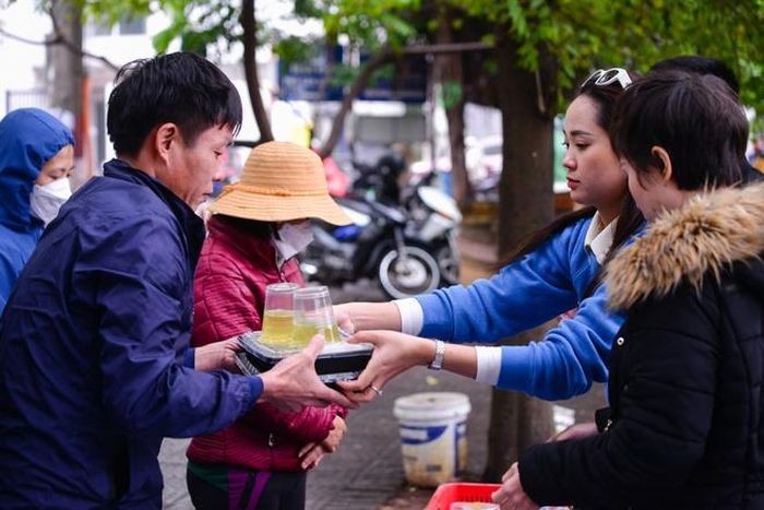 Nhung bua com mien phi giua Ha Noi cho cac benh nhi-Hinh-8