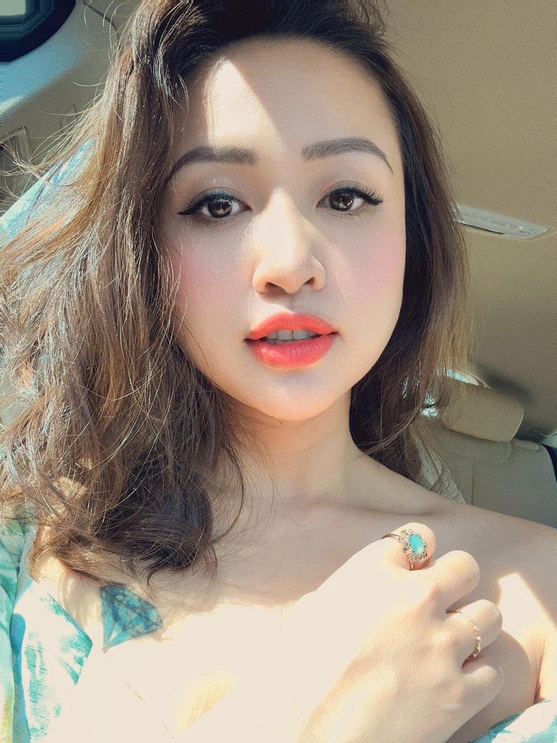 Cuu hot girl Van Hugo khoe ve nuot na hon thoi gai son