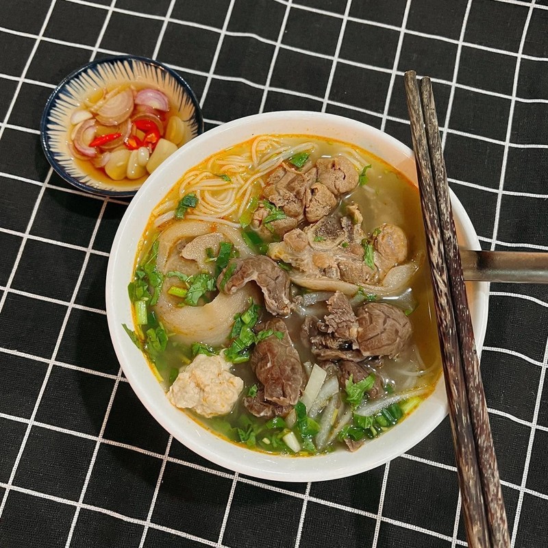 Khoe bua sang tu lam, co gai 9x chang lo trung bua