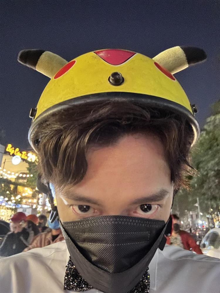 'Tom gon' canh Ngo Kien Huy di xe om, mu Pikachu noi nhat pho