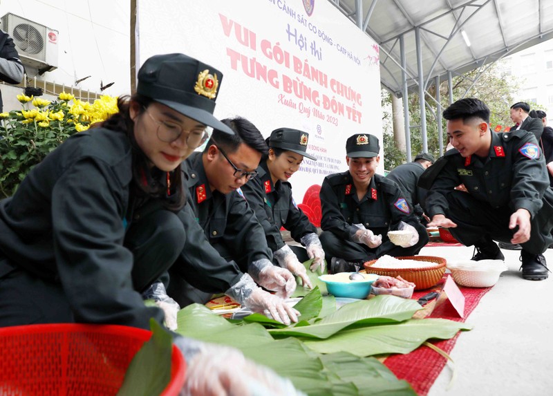 Xem Canh sat co dong tro tai goi banh chung-Hinh-2