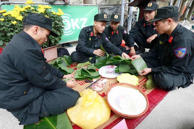 Xem Canh sat co dong tro tai goi banh chung-Hinh-3