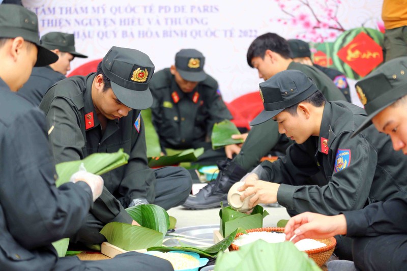 Xem Canh sat co dong tro tai goi banh chung-Hinh-6