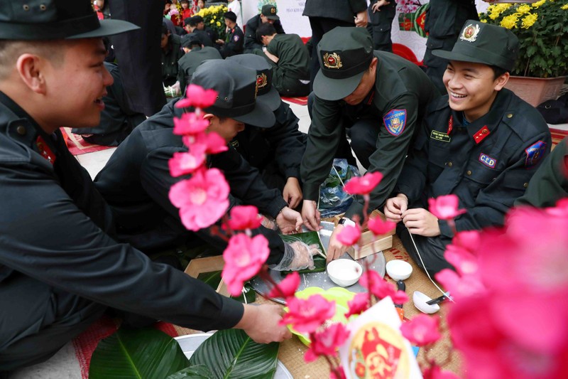 Xem Canh sat co dong tro tai goi banh chung-Hinh-8