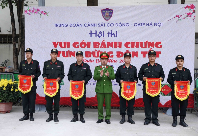 Xem Canh sat co dong tro tai goi banh chung-Hinh-9