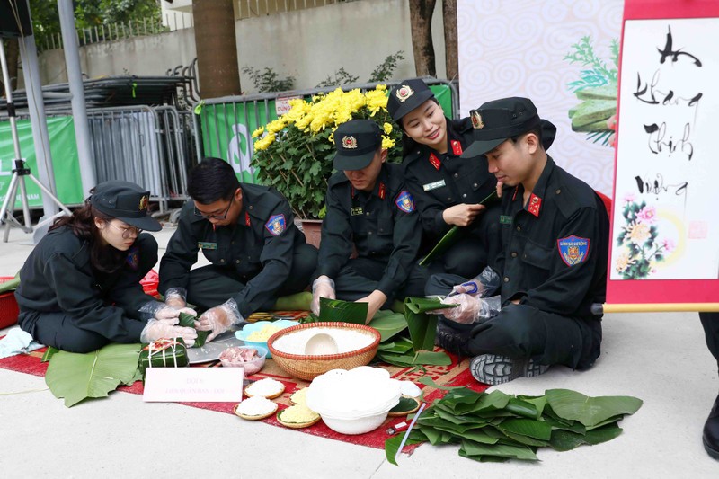 Xem Canh sat co dong tro tai goi banh chung