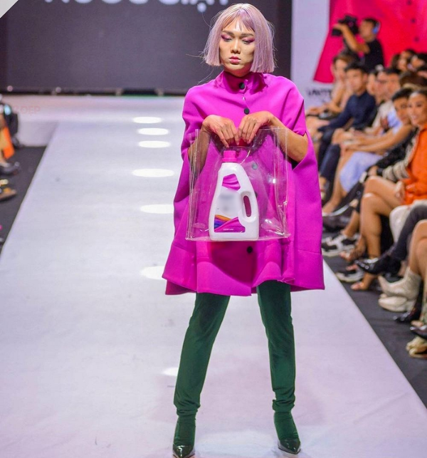 Catwalk nhu “di cho”, Pham Thoai lai gay tranh cai-Hinh-8