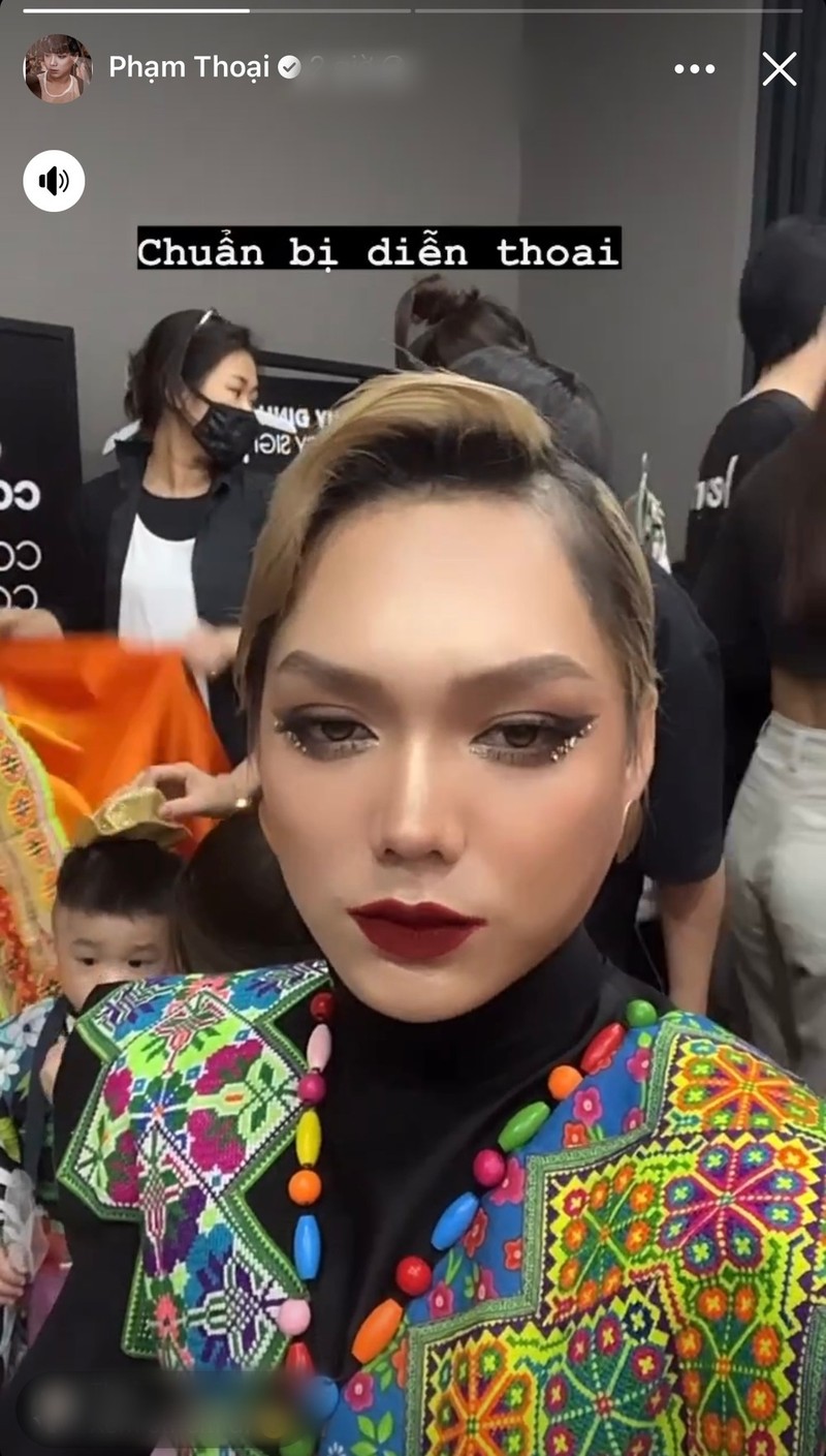 Catwalk nhu “di cho”, Pham Thoai lai gay tranh cai