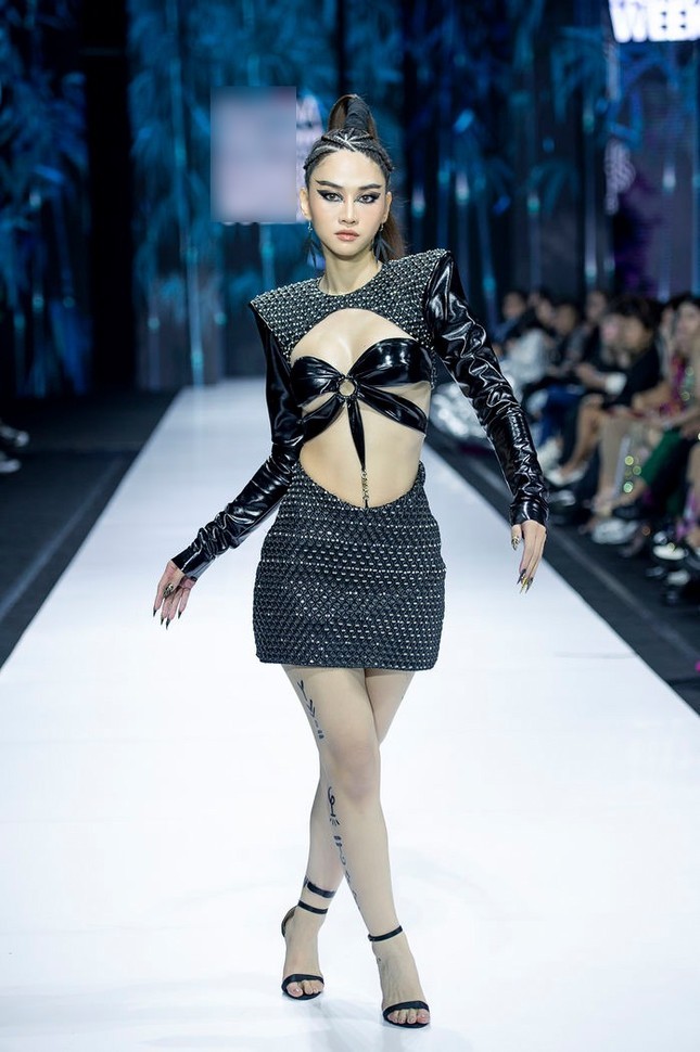 “Hotgirl trung ran” va Le Bong di catwalk chung-Hinh-2