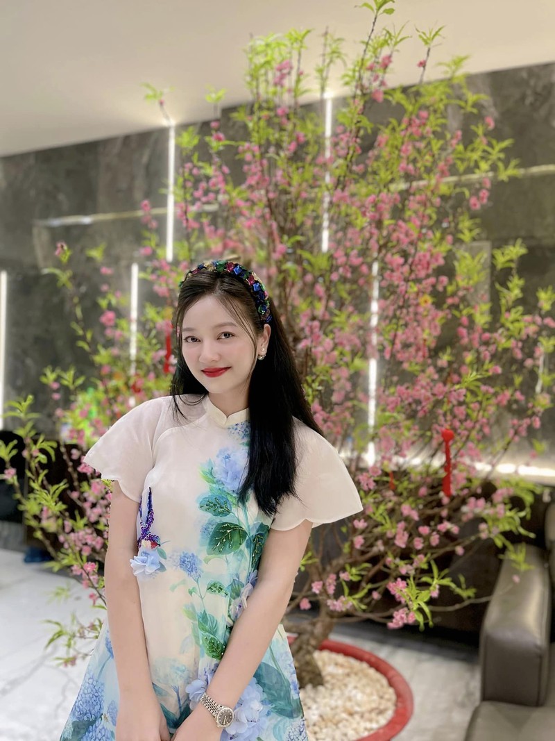 Hot girl Sai thanh khoe body trong ta ao dai it ai bi kip