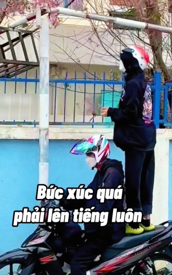 Du khach nho trom cam tu cau o Mang Den gay buc xuc-Hinh-7