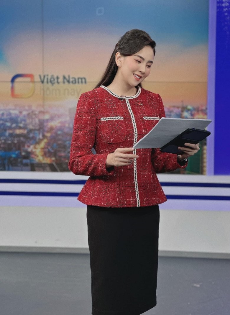 “Nu MC xinh nhat VTV” dien vay “thieu vai” du xuan dau nam-Hinh-2