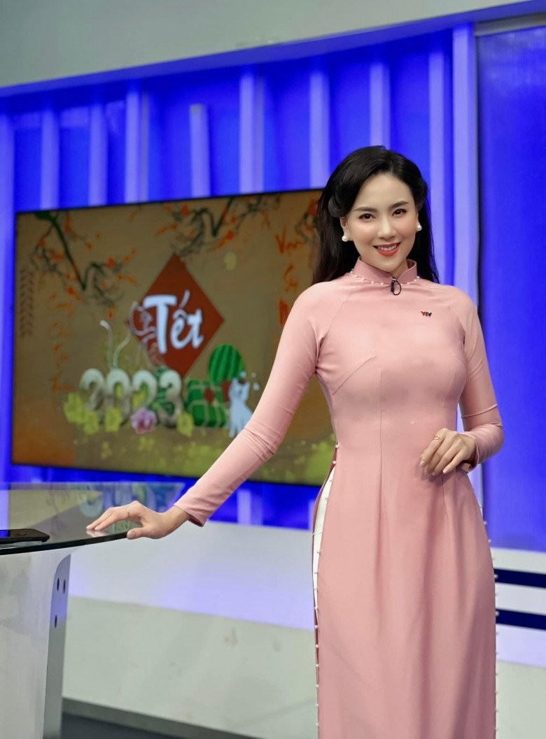 “Nu MC xinh nhat VTV” dien vay “thieu vai” du xuan dau nam