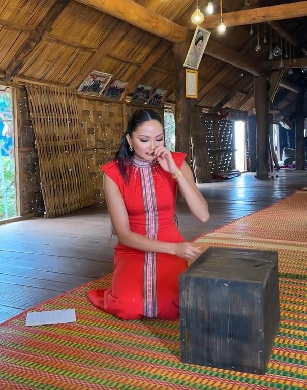 H'Hen Nie roi nuoc mat khi nhan xap tien do tu nguoi ham mo