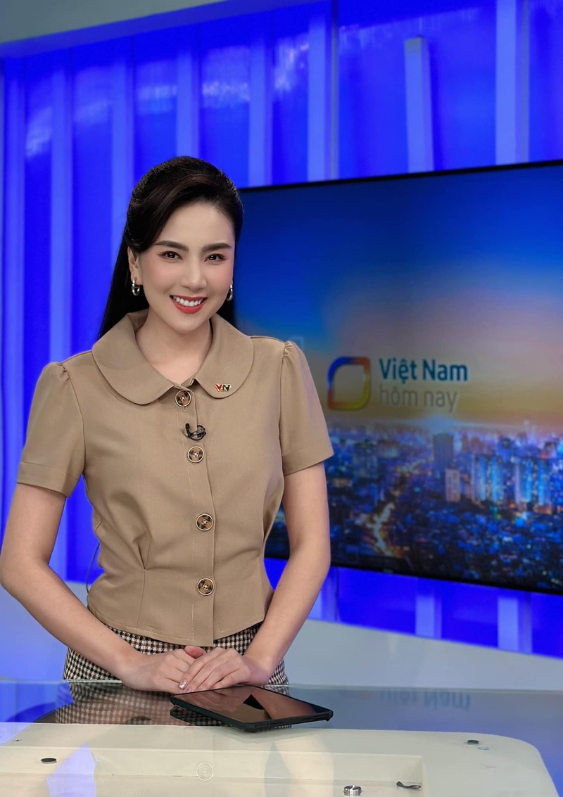 “Nu MC xinh nhat VTV” khoe da dep du thuong xuyen trang diem