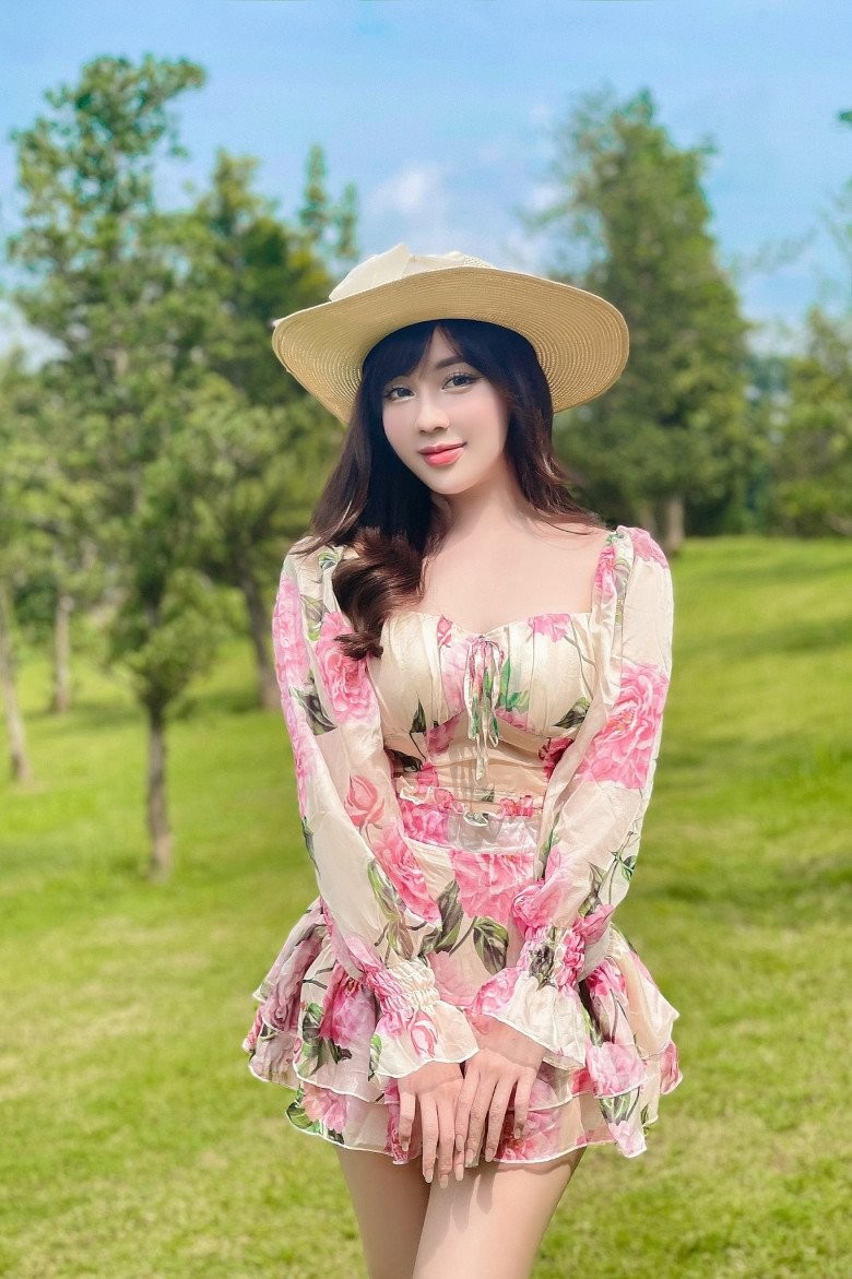 Nu giang vien tieng Phap me ao dai, mac nhu “dieu khac” duong cong-Hinh-2