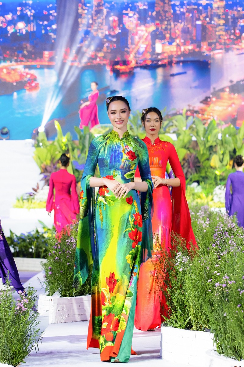 Hinh anh thanh pho tren song Sai Gon qua BST ao dai hut gioi tre-Hinh-4