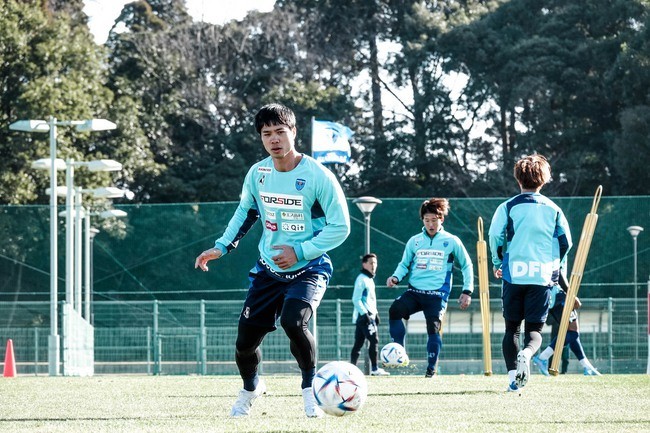 Cong Phuong lai bi ‘bo roi’, Yokohama FC thua tran