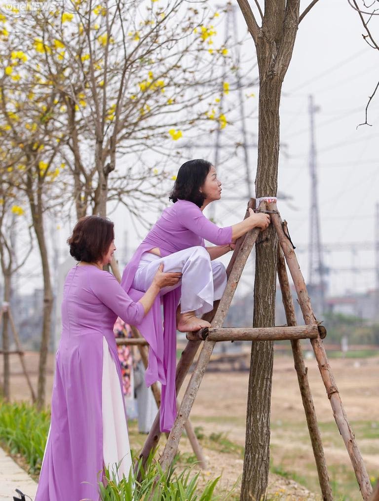 Ngan ngam canh chi em mac ao dai van treo cay chup anh