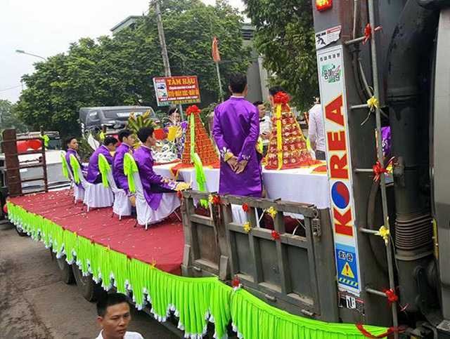 Dam cuoi ruoc dau bang xe tai khien nha gai “lac mat“-Hinh-9