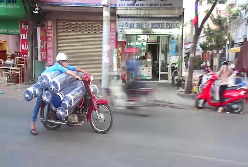 Nhung pha “lam xiec” tren duong cua nguoi Viet khien netizen hu hon-Hinh-4