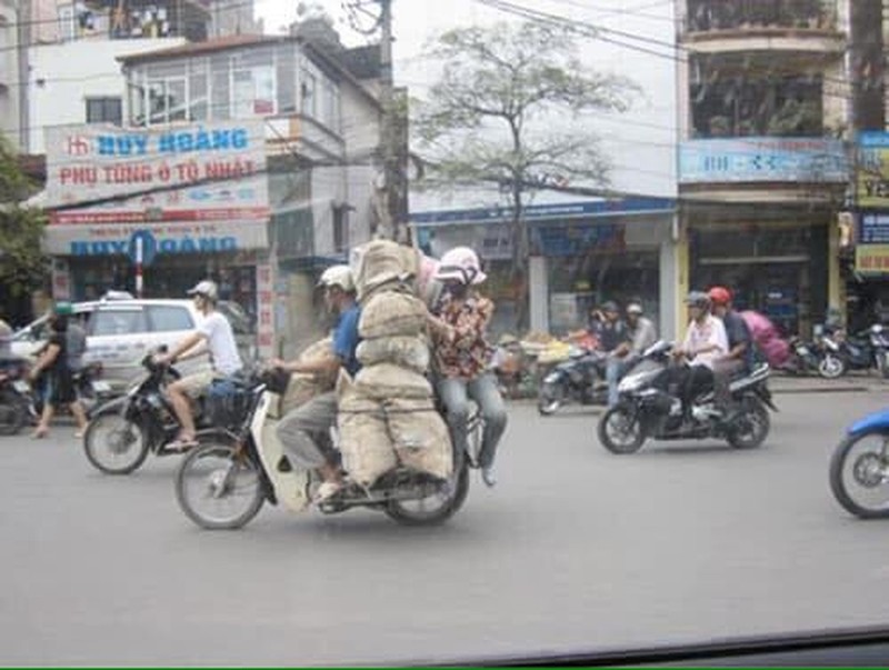 Nhung pha “lam xiec” tren duong cua nguoi Viet khien netizen hu hon-Hinh-5