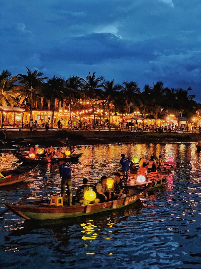 Hoi An thu phi du khach, gioi tre ru nhau check in som