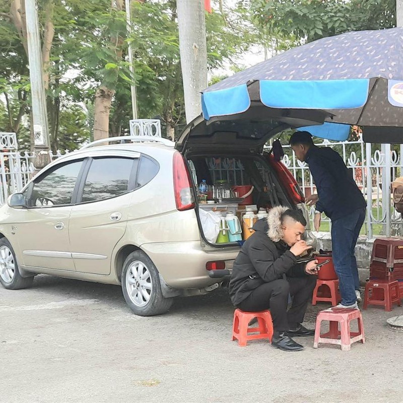 Ban tra da tren xe tien ty, nguoi phu nu lam nhieu nguoi “choang“-Hinh-5