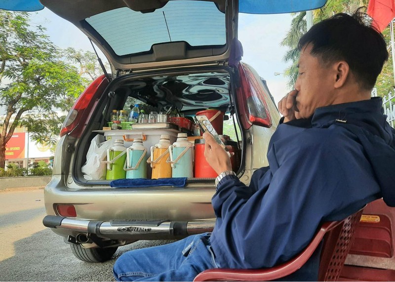 Ban tra da tren xe tien ty, nguoi phu nu lam nhieu nguoi “choang“-Hinh-7