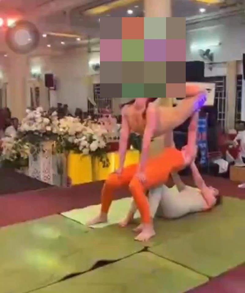 Ba nguoi phu nu dien yoga tren san khau tiec cuoi gay “nong mat“-Hinh-2