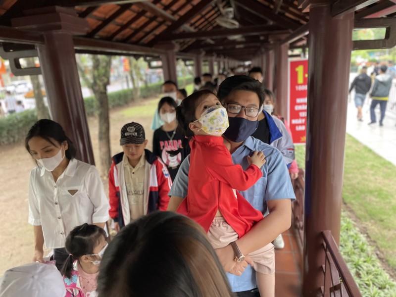 Dong nguoi trat tu xep hang vao lang vieng Bac Ho ngay thong nhat dat nuoc-Hinh-6