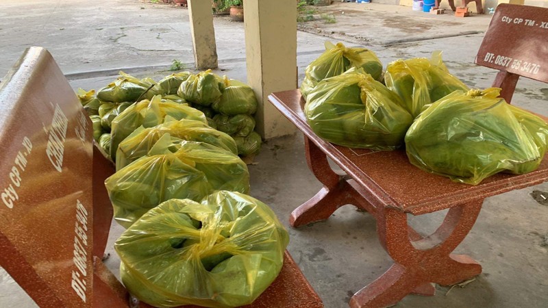 Xoai no ro san truong, sinh vien thi nhau khoe chien loi pham-Hinh-4