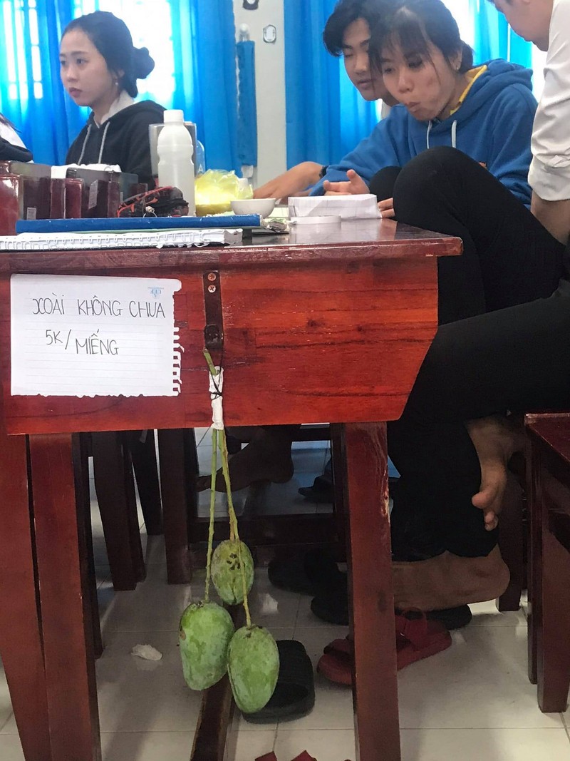 Xoai no ro san truong, sinh vien thi nhau khoe chien loi pham-Hinh-6