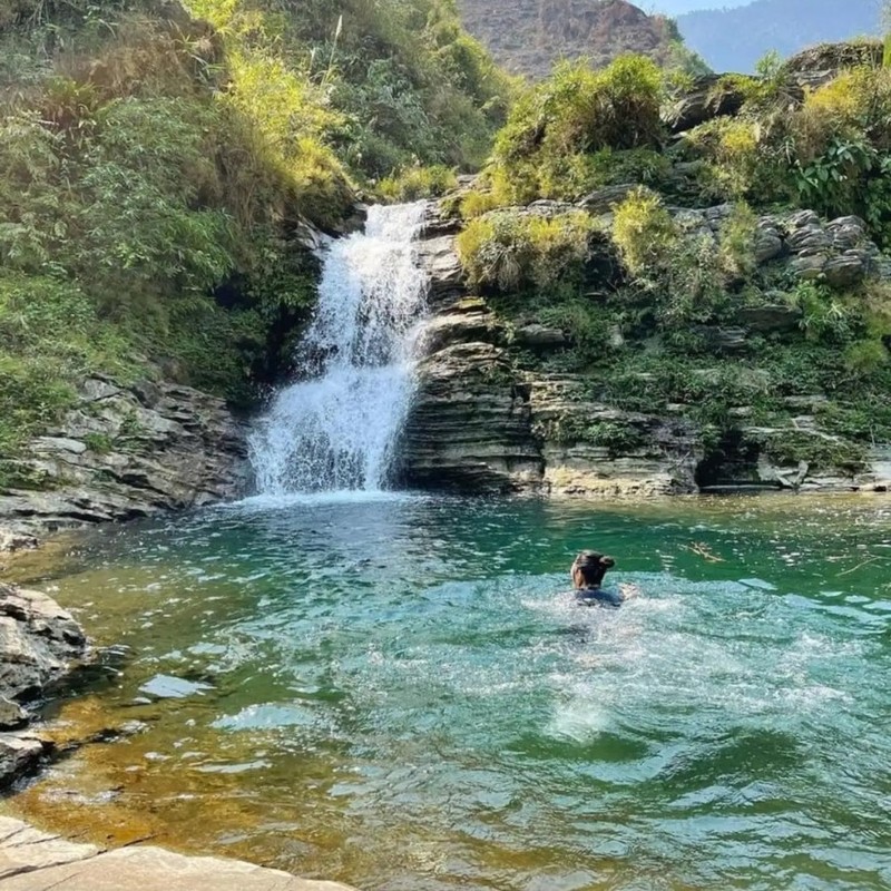 Rung minh cap doi khach Tay om nhau nhay o thac nuoc Ha Giang-Hinh-2