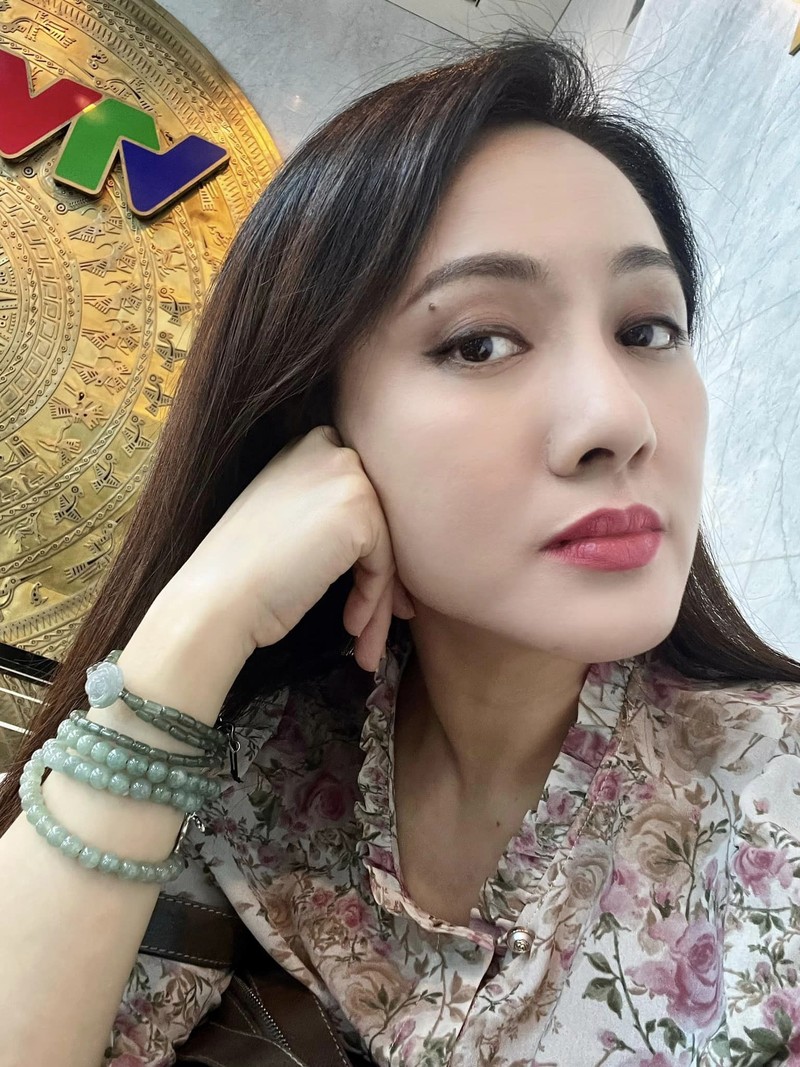 BTV Hoai Anh tao dang giua dam sen hut loi khen ngoi-Hinh-11