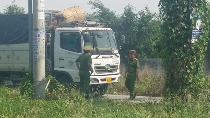 Tren duong ve nha, nguoi dan ong bi nan, tu vong duoi gam xe tai