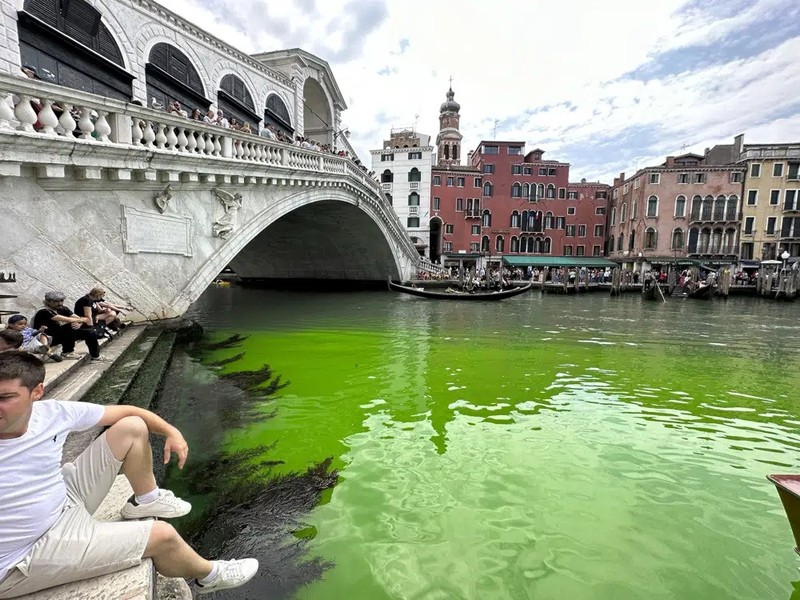 Mau xanh bi an tren mat nuoc tai thanh pho Venice