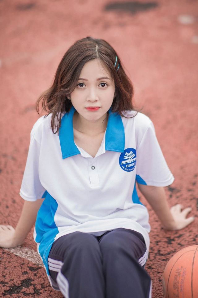 “Hot girl dong phuc” mat “bung ra sua” nhung than hinh nuot na-Hinh-2