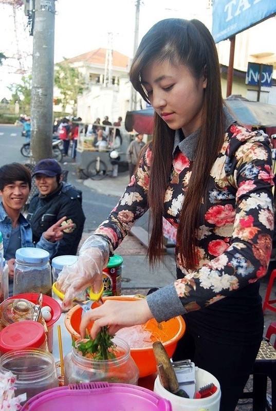 “Hot girl banh trang tron” lo sac voc khong nhan ra sau 10 nam-Hinh-2