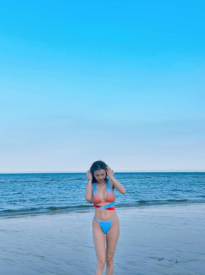 Em gai Cong Vinh 'dot mat' dan tinh dien bikini cuc chay-Hinh-2