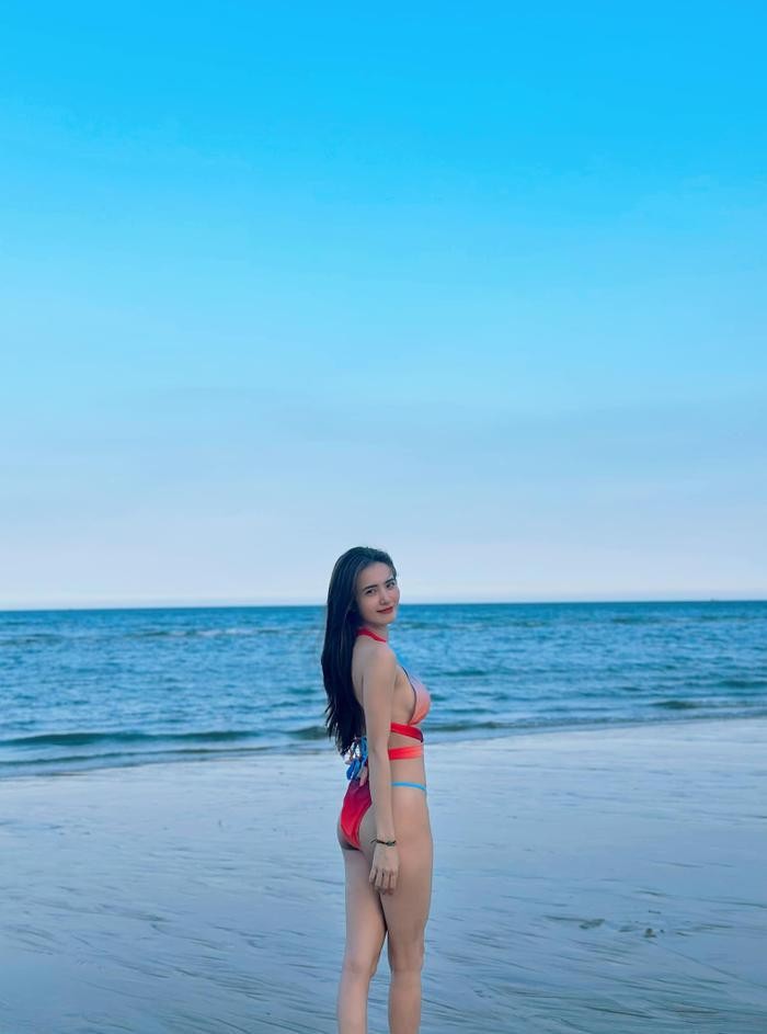 Em gai Cong Vinh 'dot mat' dan tinh dien bikini cuc chay