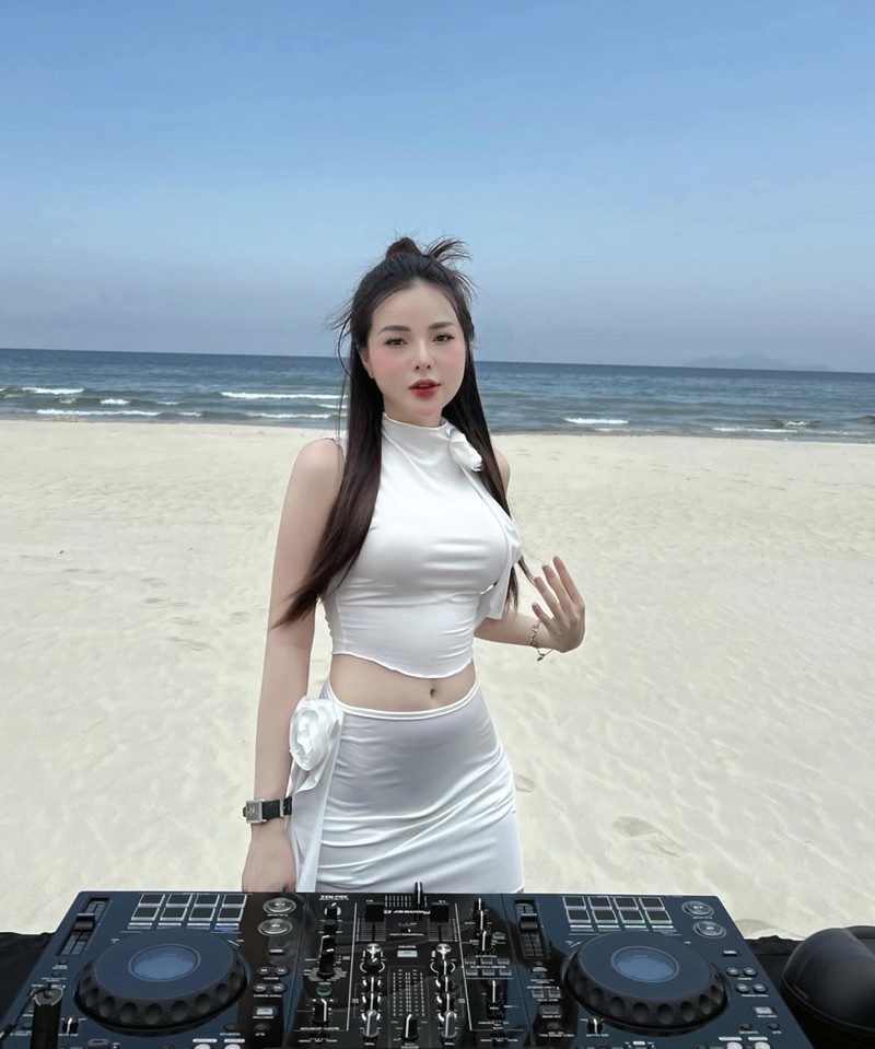 Hot girl DJ Sai thanh chuong mac goi cam o noi dong nguoi-Hinh-5