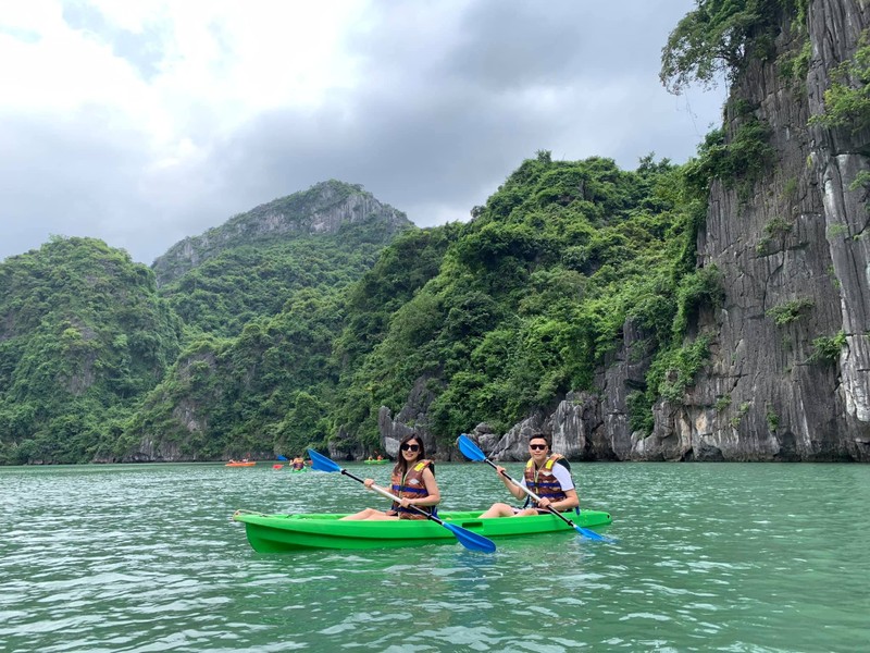 Hon dao nam nghieng la mat, khach ru nhau giai nhiet o Ha Long-Hinh-3