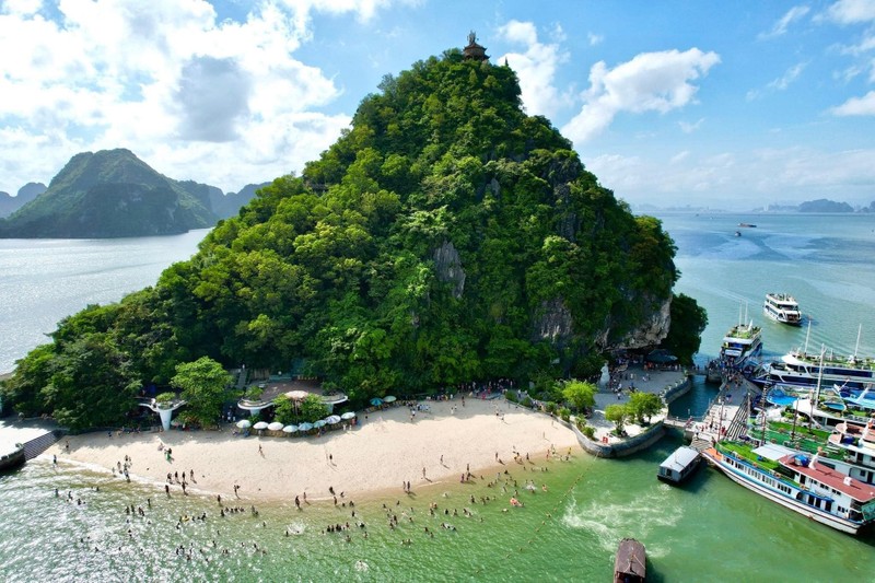 Hon dao nam nghieng la mat, khach ru nhau giai nhiet o Ha Long