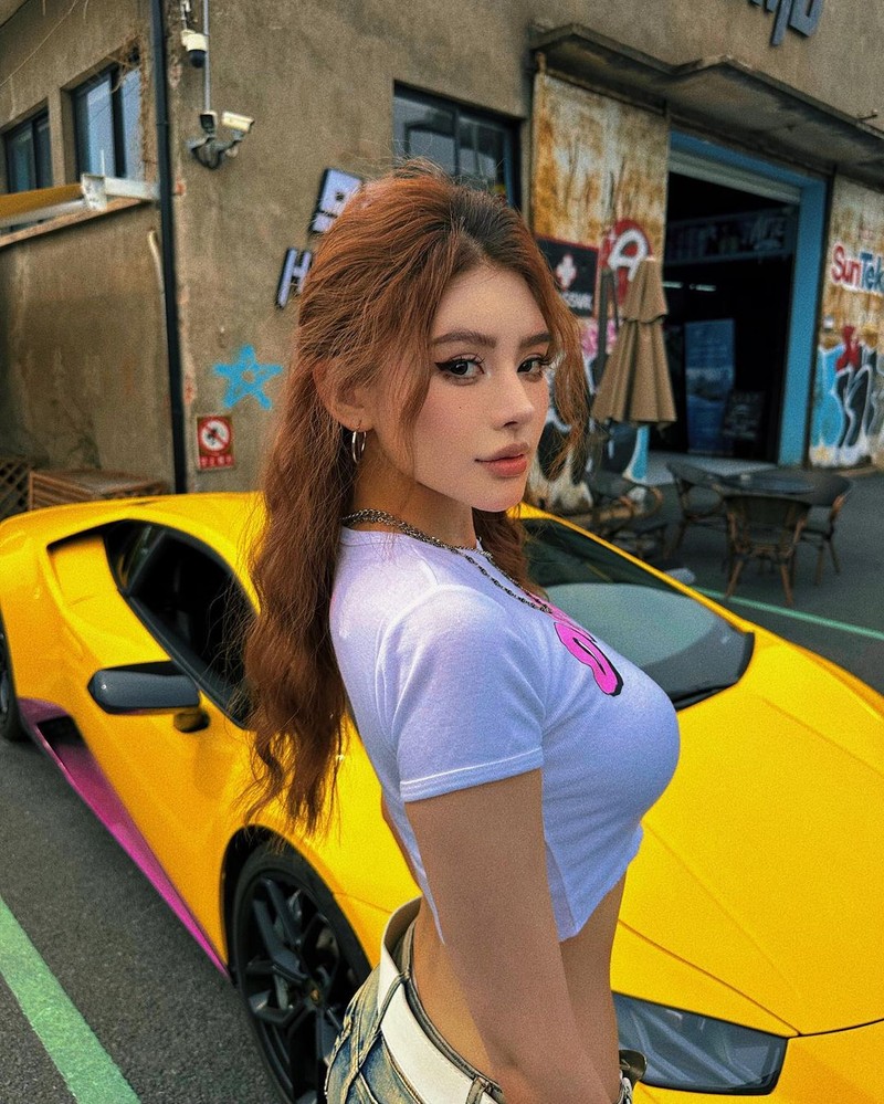 Hot girl Trung Quoc check-in ben sieu xe Lamborghini hut van anh nhin