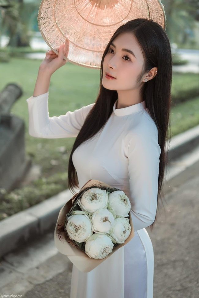 Gai xinh Thanh Hoa dien ao dai tung gay sot MXH gio ra sao?