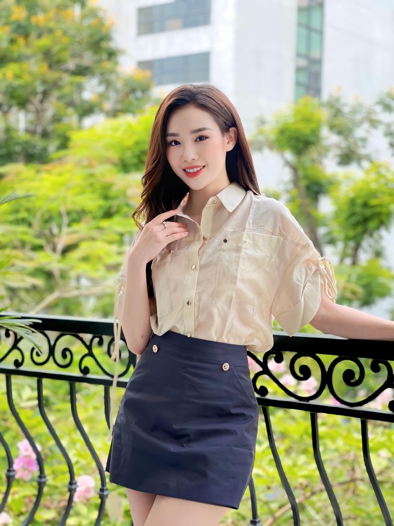 Chan dung nu tiep vien hang khong xinh dep chang thua Hoa hau-Hinh-11