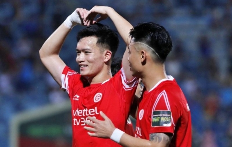 Tien ve Hoang Duc nhan giai thuong cao quy o V.League