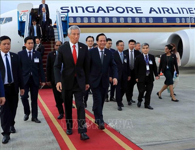 Thu tuong Singapore Ly Hien Long toi Ha Noi, bat dau tham Viet Nam-Hinh-3