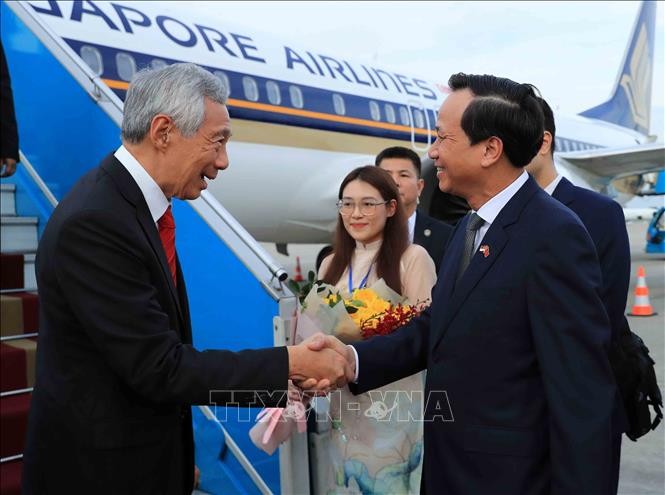 Thu tuong Singapore Ly Hien Long toi Ha Noi, bat dau tham Viet Nam